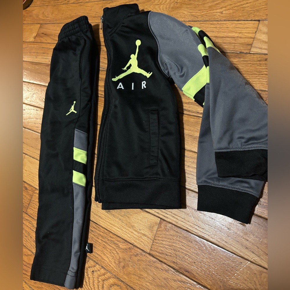 Nike Jordan tracksuit. Zipper log sleeves  top and pants.  size 3T.